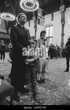 Abschiedsempfang in der Ritterhalle Wiegel (VVD). Wiegel und Frau und Kinder während des Abschiedsempfangs Datum: 27. April 1982 Schlüsselwörter: Abschiedsempfänge Institutionenname: Ridderzaal Stockfoto