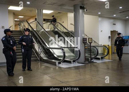 Washington, Vereinigte Staaten. Januar 2020. Die Polizei des Kapitols steht am U-Bahn-Eingang zum Kapitol der Vereinigten Staaten am zweiten Tag des Amtsenthebungsverlages von Präsident Donald Trump am Mittwoch, 22. Januar 2020, in Washington, DC. Die Hausverwalter beginnen, ihren Fall für die Entfernung aus dem Büro während 24 Stunden über drei Tage zu präsentieren. Einhundert Senatoren der Vereinigten Staaten werden als Richter dienen, um zu entscheiden, ob Trump wegen Machtmissbrauens aus dem Amt entfernt werden soll, indem sie die Ukraine wegen persönlicher politischer Gefälligkeiten unter Druck setzen. Foto von Pete Marovich/UPI Credit: UPI/Alamy Live News Stockfoto