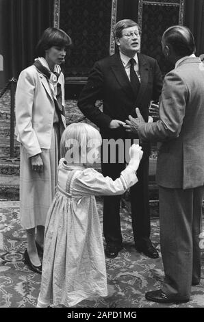 Abschiedsempfang in der Ritterhalle Wiegel (VVD). Wiegel und Frau und Kinder während des Abschiedsempfangs Datum: 27. April 1982 Schlüsselwörter: Abschiedsempfänge Institutionenname: Ridderzaal Stockfoto