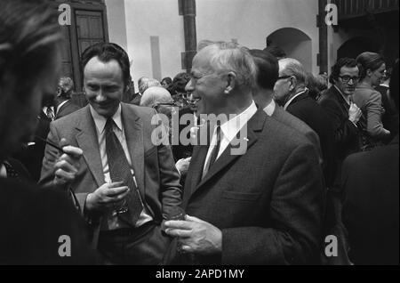 Zweiter Saal des Abschiedsempfangsregistrators, herr. Schepel, in Ridderzaal, Burger (r) und Minister Boersma Datum: 31. Januar 1973 Schlüsselwörter: Abschiedsempfänge, Registrar persönlicher Name: Boersma, Jaap, Schepel, Pim-Institutionenname: Ridderzaal Stockfoto