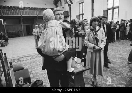 Abschiedsempfang in der Ritterhalle Wiegel (VVD). 27.28. Dolman (r.) verabschiedet sich von Wiegel und Frau, 25.Wiegel mit Kind am Arm, (r.) Frau Wiegel/Datum: 27. April 1982 Schlagwörter: Abschiedsempfänge Institutionenname: Ridderzaal Stockfoto