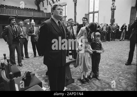 Abschiedsempfang in der Ritterhalle Wiegel (VVD). Wiegel und Frau und Kinder während des Abschiedsempfangs Datum: 27. April 1982 Schlüsselwörter: Abschiedsempfänge Institutionenname: Ridderzaal Stockfoto