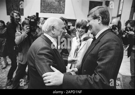 Abschiedsempfang in der Ritterhalle Wiegel (VVD). Den Uyl verabschiedet sich von Wiegel (l.), (m.) Frau Wiegel Datum: 27. April 1982 Stichwörter: Abschiedsempfänge persönlicher Name: Uyl, Joop den Institutionenname: Knight Hall Stockfoto