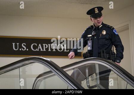 Washington, Vereinigte Staaten. Januar 2020. Die Polizei des Kapitols steht am U-Bahn-Eingang zum Kapitol der Vereinigten Staaten am zweiten Tag des Amtsenthebungsverlages von Präsident Donald Trump am Mittwoch, 22. Januar 2020, in Washington, DC. Die Hausverwalter beginnen, ihren Fall für die Entfernung aus dem Büro während 24 Stunden über drei Tage zu präsentieren. Einhundert Senatoren der Vereinigten Staaten werden als Richter dienen, um zu entscheiden, ob Trump wegen Machtmissbrauens aus dem Amt entfernt werden soll, indem sie die Ukraine wegen persönlicher politischer Gefälligkeiten unter Druck setzen. Foto von Pete Marovich/UPI Credit: UPI/Alamy Live News Stockfoto