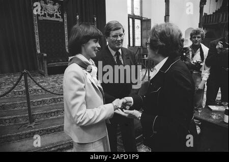 Abschiedsempfang in der Ritterhalle Wiegel (VVD). Wiegel und Frau verabschieden sich vom 27. April 1982 Schlüsselwörter: Abschiedsempfänge Institutionenname: Ridderzaal Stockfoto