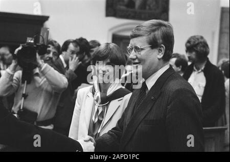 Abschiedsempfang in der Ritterhalle Wiegel (VVD). Wiegel und Frau und Kinder während des Abschiedsempfangs Datum: 27. April 1982 Schlüsselwörter: Abschiedsempfänge Institutionenname: Ridderzaal Stockfoto