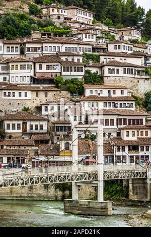 Berat, Albanien - 31. Juli 2014. Detail der Häuser mit braunen Dächern in Berati Stockfoto