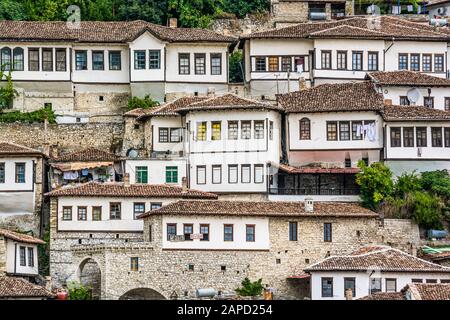 Berat, Albanien - 31. Juli 2014. Detail der Häuser mit braunen Dächern in Berati Stockfoto