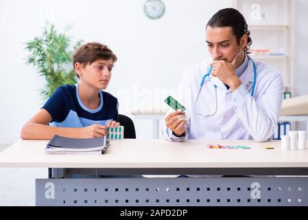 Die jungen männlichen Arzt untersuchen Junge in der Klinik Stockfoto