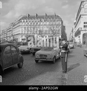 Pariser Bilder Beschreibung: Agent regelt Verkehrsdatum: 1965 Standort: Frankreich, Paris Stichwörter: Autos, Straßenbilder, Verkehrspolizei Stockfoto