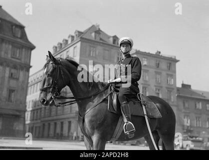 Reise nach Polen Beschreibung: Agent zu Pferd Datum: 1934 Ort: Polen, Warschau Schlüsselwörter: Pferde, Polizei Stockfoto