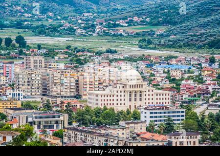 Berat, Albanien - 31. Juli 2014. Blick auf die Landschaft des Schlosses Berat auf die Stadt mit der Universität Stockfoto