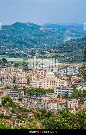 Berat, Albanien - 31. Juli 2014. Blick auf die Landschaft des Schlosses Berat auf die Stadt mit der Universität Stockfoto