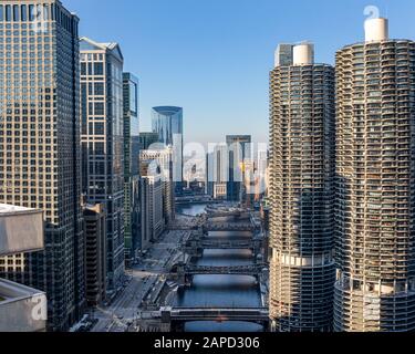 Dramatischer Blick auf die vielfältige Architektur Chicagos, mit Blick nach Westen entlang des Chicago River und des West Wacker Drive. Stockfoto