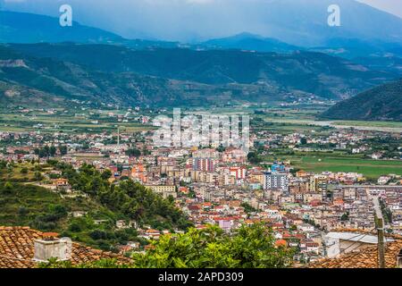 Berat, Albanien - 31. Juli 2014. Blick auf die Landschaft des Schlosses Berat auf die Stadt mit der Universität Stockfoto