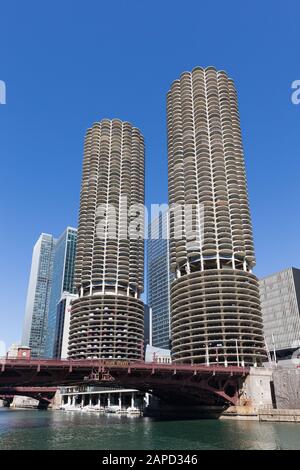 Chicago, USA - 7. April 2018: Die einzigartigen Rundtürme von Marina City und die State Street Bridge vom Chicago River aus. Stockfoto