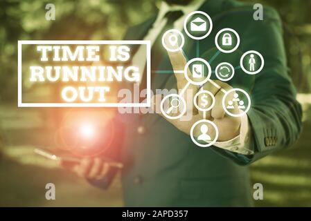 Wort schreiben Text die Zeit Läuft. Business foto Präsentation Termin nähert sich Dringlichkeit Dinge nicht warten Stockfoto