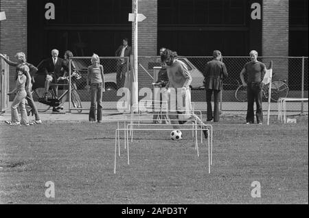 AJAX präsentiert EINE Auswahl für die nächste Saison; Hulshoff im Training Datum: 6. August 1974 Ort: Amsterdam Schlagwörter: Porträts, Trainer, Fußball persönlicher Name: Hulshoff, Barry Institution Name: AJAX Stockfoto