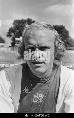 AJAX präsentiert A-Auswahl für die nächste Saison; neuer Stürmer Ruud Geels Datum: 6. August 1974 Ort: Amsterdam Schlagwörter: Porträts, Fußball, Fußballer persönlicher Name: Geels, Ruud Stockfoto