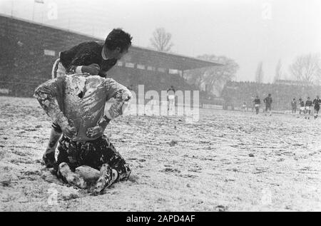 AJAX gegen ADO 2-1. Torhüter Thie (ADO) schneit und sitzt unter dem Schlamm am Felddatum: 7. Dezember 1969 Schlagwörter: Sport, Fußball Personenname: Thie Institution Name: ADO, AJAX Stockfoto