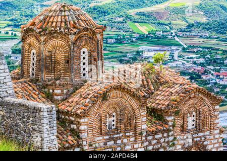 Kirche der Heiligen Dreifaltigkeit - Kisha e Shen Triadhes ist eine mittelalterliche, byzantinische Kirche in Berat, Albanien Stockfoto