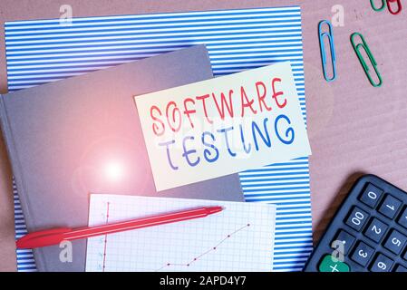Textzeichen mit Softwaretests. Business Photo Showcowing bewerten Sie die Funktionalität einer Software-Anwendung gestreifte Pappkartonkarte Stockfoto
