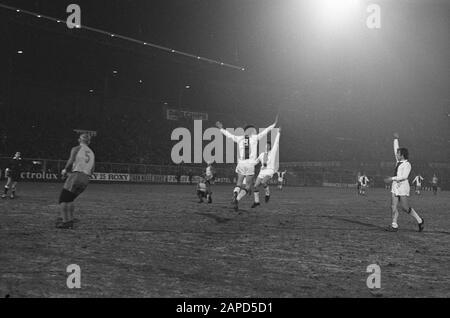 AJAX gegen Carl Zeiss Jena 5-1. Cruijff jubgt mit Mühren (rechts) nach dem Tor von Cruff (5.) Datum: 11. März 1970 Ort: Amsterdam Schlagwörter: Sport, Fußball Personenname: Cruijff, Johan , Mühren, Gerrie Stockfoto