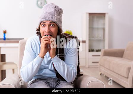 Junger Mann Leiden von der Grippe zu Hause Stockfoto