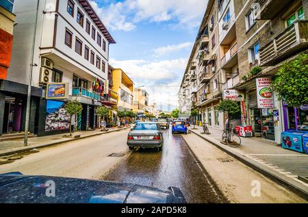 Berat, Albanien - 31. Juli 2014. Autos auf der Straße von Berat Stockfoto