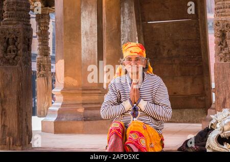 Alte nepalesische Frau, die in Bhaktapur, Nepal, das Namensschild macht Stockfoto