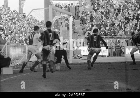 AJAX gegen DWS 8-0. Spielmoment Datum: 28. Januar 1962 Ort: Amsterdam Schlagwörter: Sport, Fußball-Institution Name: AJAX Stockfoto