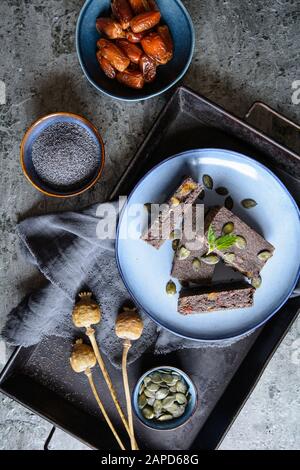 Hausgemachter gesunder Snack, Mohn, Energiebars mit getrockneten Aprikosen, Datteln, Kürbissamen, Buchweizen und Honig Stockfoto