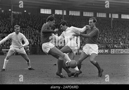 AJAX gegen den FC Twente 3-1, Sjaak Swart im Duell mit zwei Twente-Spielern, verließ Vondeling Datum: 26. Dezember 1965 Ort: Amsterdam, Noord-Holland Schlagwörter: Sport, Fußball Personenname: Swart, Sjaak, Vondeling, Ruud Institutionename: FC Twente Stockfoto