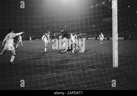AJAX gegen FC Twente 2-1. Cruijff im Duell mit Torhüter Warringa (vor Ort) Datum: 8. November 1967 Schlagwörter: Torhüter, Sport, Fußball Personenname: Cruijff, Johan Institution Name: FC Twente Stockfoto