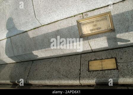 Imperial Standard der Längenmessung historischen 1876 Plaque am Trafalgar Square London von 100 Fuß, England, GB. Stockfoto