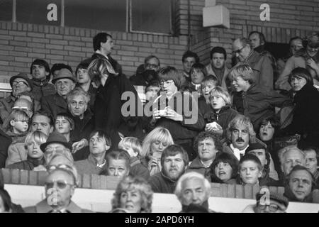 AJAX gegen den FC Twente 5-3, Johan Cruijff mit Frau Danny Cruijff-Coster und Sohn Jordi und Wim Jansen in Tribüne Anmerkung: Neben Wim Jansen ist Sjaak Swart teilweise zu sehen. Im Vordergrund Cor Coster mit Frau Datum: 30. November 1980 Ort: Amsterdam Schlagwörter: Publikum, Fußball Personenname: Cruijff, Johan, Jansen, Wim Institutionname: FC Twente Stockfoto