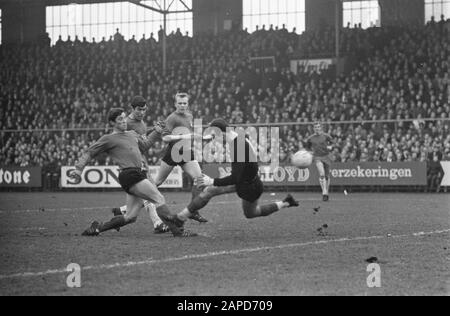 AJAX gegen den FC Twente 6-2, Sjaak Swart punktet, Torhüter Zoran Misic Struck Date: 15. Januar 1967 Ort: Amsterdam Schlagwörter: Sport, Fußball Personenname: Misic, Zoran, Swart, Sjaak Institutionenname: FC Twente Stockfoto