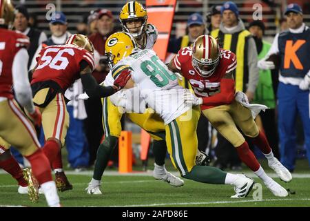 San Francisco 49ers Cornerback Richard Sherman (25) und Kwon Alexander (56) Tackle Green Bay Packers Tight End Jimmy Graham (80) während des NFL Football NFC Championship Game, Sonntag, 19. Januar 2020, in Santa Clara, Kalifornien, Besiegten Die 49ers die Packers 37-20, um in den Super Bowl vorzudringen. (Foto von IOS/ESPA-Images) Stockfoto