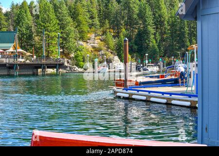 Ein Mann setzt Benzin in den Tank seines Schnellbootes an einem Yachthafen in der Bergsee in Nord-Idaho, USA Stockfoto