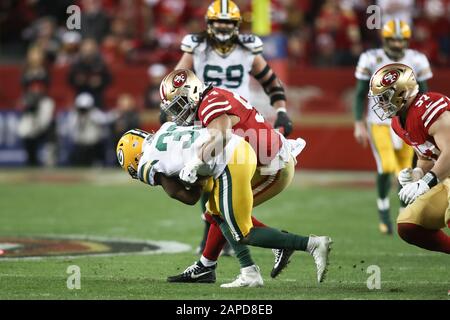 San Francisco 49ers Middle Linebacker Fred Warner (54) tackles Green Bay Packers, die Aaron Jones (33) während des NFL Football NFC Championship Game, Sonntag, 19. Januar 2020, in Santa Clara, Kalifornien Zurücklaufen. Die 49ers besiegten die Packers 37-20, um in den Super Bowl vorzudringen. (Foto von IOS/ESPA-Images) Stockfoto