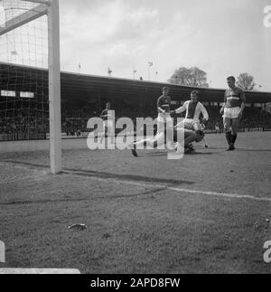 Keeper Tonny van Leeuwen ist Danielson zu schnell, rechts Cornelis (8) von GVAV; Ajax gegen GVAV 3-1. Keeper Tonny van Leeuwen ist Danielson zu schnell, rechts Cornelis (8) von GVAV; Stockfoto