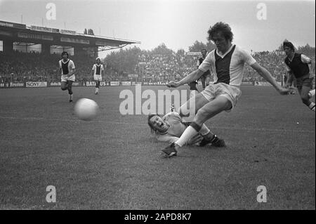 AJAX gegen Haarlem 3-0, Arie Haan führt Torhüter Lelieveld und Punkte 2-0 Datum: 13. August 1972 Ort: Amsterdam Schlagwörter: Sport, Fußball Personenname: Haan, Arie Stockfoto