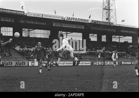 AJAX gegen Helmond Sport 8-0 erzielte Ruud Geels (r) das vierte Tor für Ajax Date: 24. November 1974 Schlagwörter: Sport, Fußball Persönlicher Name: Geels, Ruud, Helmond Sport Stockfoto