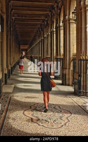 Le Palais Royal, Palast & Gärten mit den Arkaden von Geschäften, Säulen und Innenhof aus dem 17. Jahrhundert. Stockfoto