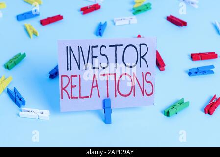 Handschriftertext zum Schreiben von Investor Relations. Konzeptionelle Verantwortung für die Fotoanalyse, die die Finanzierung Farbiger Wäschepapiere integriert, leer r Stockfoto