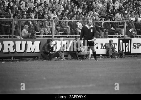 AJAX gegen NEC 4-0, zusätzliche Überwachung durch Männer mit Hunden Datum: 10. September 1972 Schlagwörter: Hunde, Wachen, Sport, Name der Fußballeinrichtung: AJAX, NEC Stockfoto