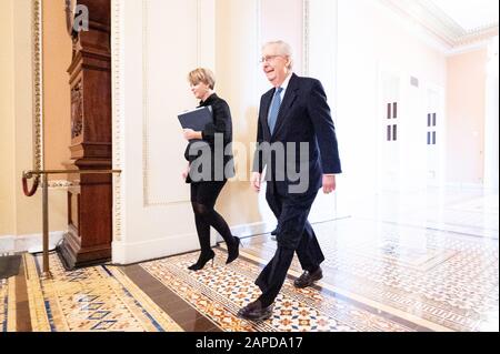 22. Januar 2020 - Washington, DC, Vereinigte Staaten: US-Senator Mitch McConnell (R-KY), der für den Amtsenthebungsverfahren des Senats auf die Senatorenkammer zuläuft. (Foto von Michael Brochstein/Sipa USA) Stockfoto
