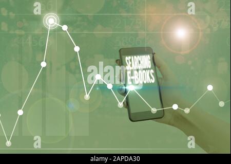 Schreiben von Handschriftexten Suchen von E-Books. Konzeptfoto auf der Suche nach einer elektronischen Form von Bildungsmaterial Stockfoto