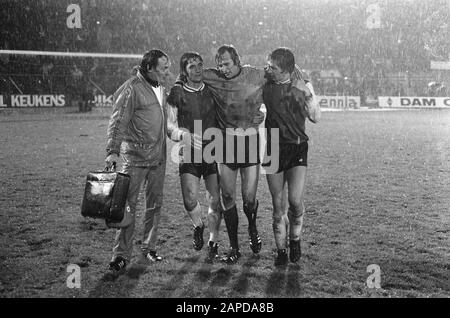 AJAX gegen PSV 1-1, Torhüter Jan van Beveren wird unterstützt Datum: 20. Oktober 1973 Schlagwörter: Sport, Fußball Personenname: Beveren, Jan van Institutionenname: AJAX, PSV Stockfoto
