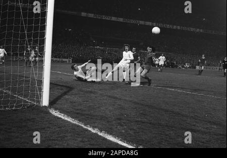 AJAX gegen PSV 1-2 (Halbfinale KNVB), Haan (rechts), Torhüter Van Gerven am Boden Datum: 2. April 1974 Schlagwörter: Torhüter, Sport, Fußball Persönliche Bezeichnung: Gerven, André van, Rooster Stockfoto
